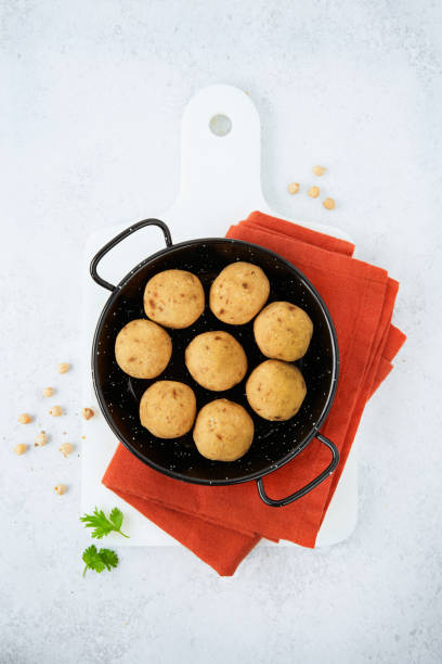 Raw vegetarian gluten free meatballs made with chickpeas, quinoa and lentils. A nutritious vegan starter. Meat alternative Vegetarian Food delivery concept. Raw vegetarian gluten free meatballs made with chickpeas, quinoa and lentils. A nutritious vegan starter. Meat alternative Vegetarian Food delivery concept. Copy space, flat lay. kosher starter recipes stock pictures, royalty-free photos & images