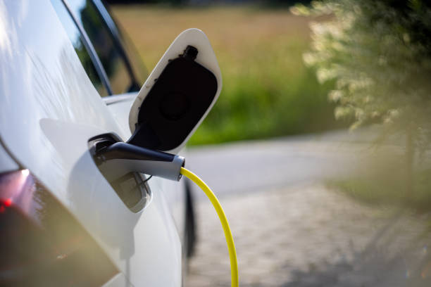 cargar un coche eléctrico en casa - charging battery electricity power line fotografías e imágenes de stock
