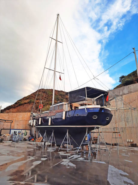 voilier moderne au chantier naval. - dry dock harbor cruise ship pier photos et images de collection