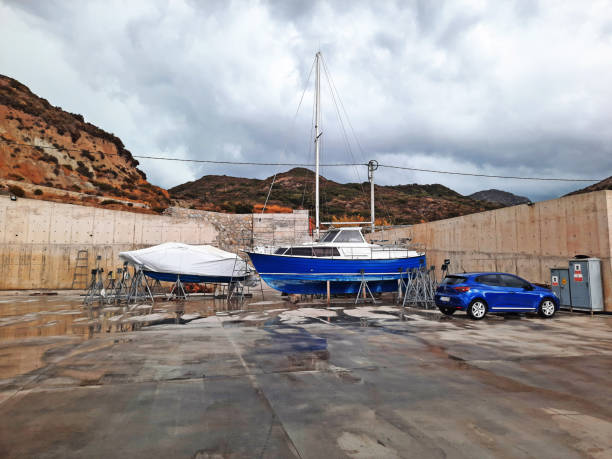 voilier moderne au chantier naval. - dry dock harbor cruise ship pier photos et images de collection