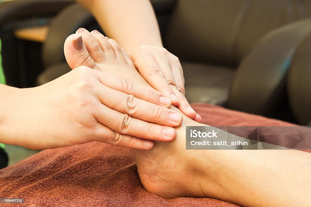 Masaje para pies de reflexología, tratamiento de spa, Tailandia - Foto de stock de Asistencia sanitaria y medicina libre de derechos