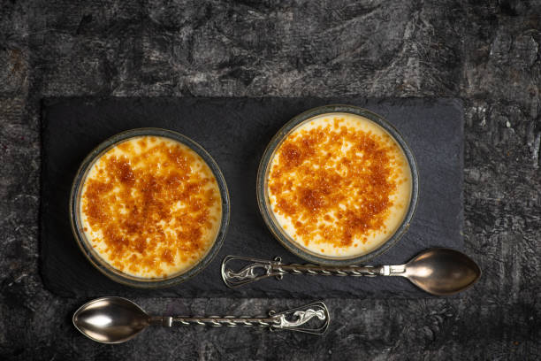 французский ванильный крем - dessert creme brulee food gourmet стоковые фото и изображения