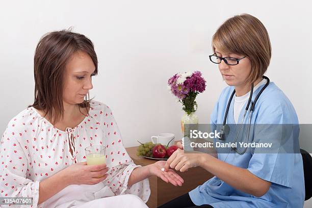 Hospital Stockfoto und mehr Bilder von Arzt - Arzt, Bildkomposition und Technik, Erwachsene Person