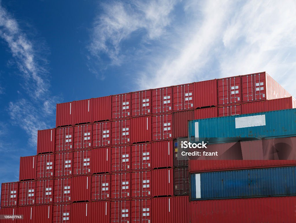 Груда грузовых контейнеров на пристани - Стоковые фото Без людей роялти-фри