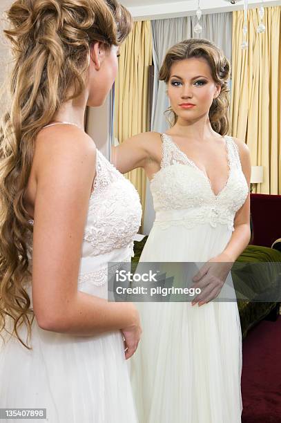 Красивая Невеста В Зеркало — стоковые фотографии и другие картинки Белый - Белый, В помещении, Вертикальный
