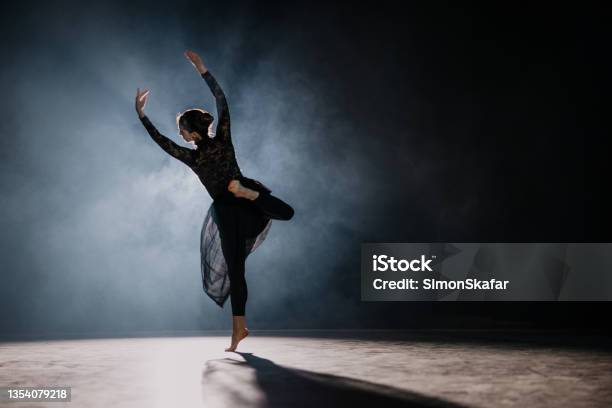 Rückansicht Der Jungen Ballerina Die Auf Der Bühne Probt Stockfoto und mehr Bilder von Bühne