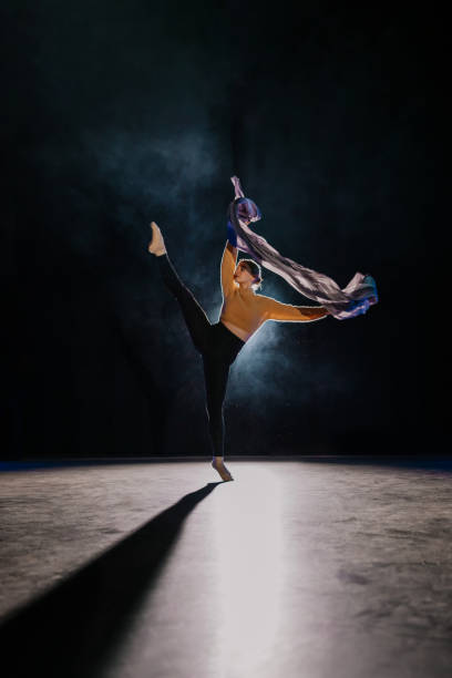 giovane ballerina che prova sul palco - ballerino artista di spettacolo foto e immagini stock