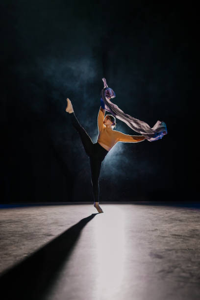 ステージでリハーサルをする若いバレリーナ - ballet dancer dancing performer ストックフォトと画像