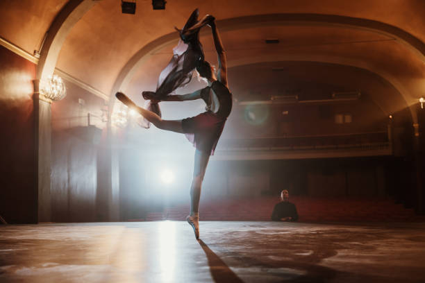 vista posteriore della giovane ballerina che prova en pointe sul palco - audition foto e immagini stock