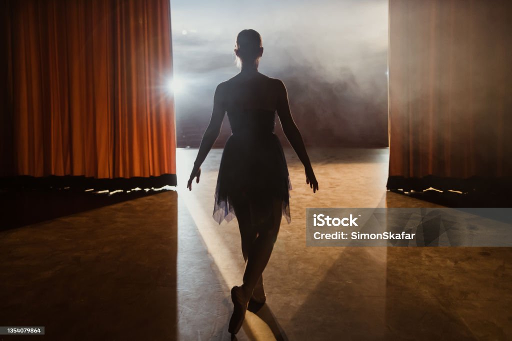 Rückansicht der Ballerina geht in die Bühne, nachdem sich die Vorhänge geöffnet haben - Lizenzfrei Bühnentheater Stock-Foto