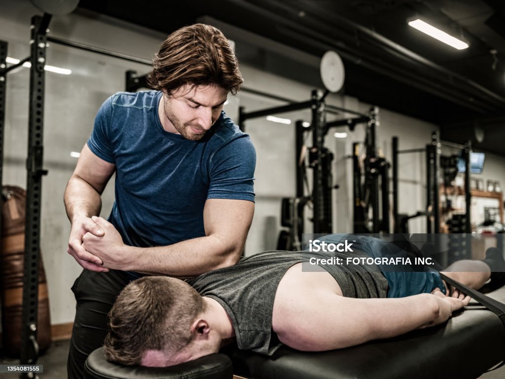 Maseur Männlicher Masseur Bei Massagen Im Fitnessstudio Stockfoto und mehr