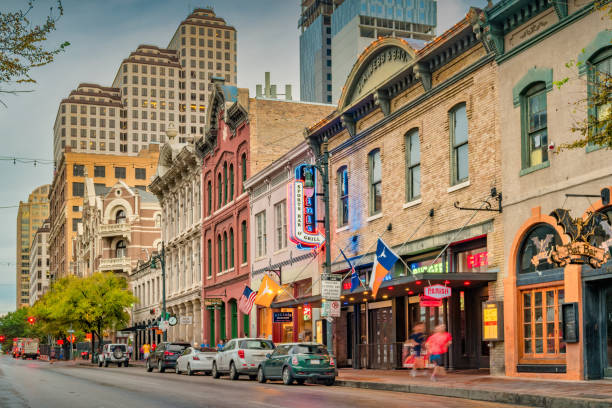 entertainment district bars downtown austin texas usa - nobody old architecture urban scene imagens e fotografias de stock