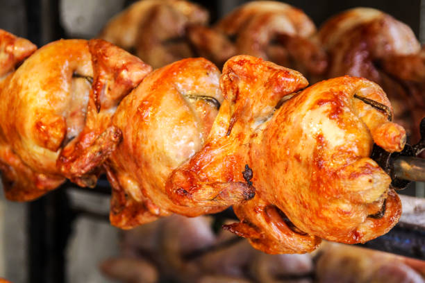 맛있는 황금 빛 피부를 구운 전체 닭고기의 클로즈업 - rotisserie 뉴스 사진 이미지