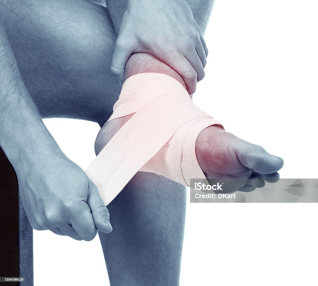 Sport trauma di un piede. Sprained anklebone - Foto stock royalty-free di Lesionato