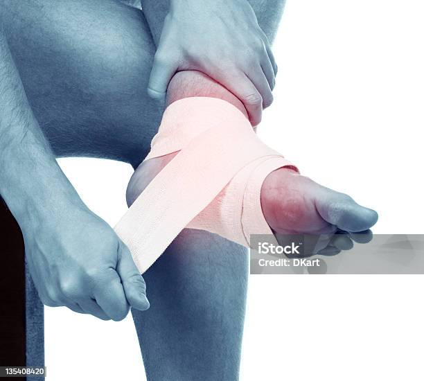 Спорт Травмы На Ноге Sprained Anklebone — стоковые фотографии и другие картинки Телесное повреждение - Телесное повреждение, Анатомия, Бинт
