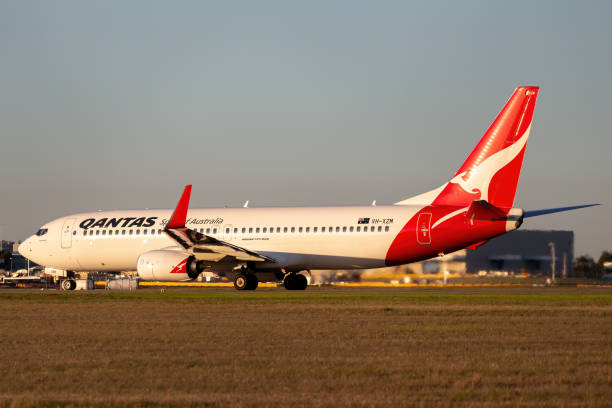 boeing 737 operato dalla compagnia aerea australiana qantas si prepara a decollare dall'aeroporto di melbourne. - wing airplane boeing 737 jet foto e immagini stock