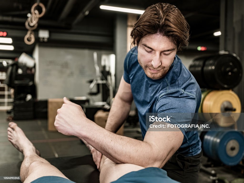 Maseur Männlicher Masseur Bei Massagen Im Fitnessstudio Stockfoto und mehr