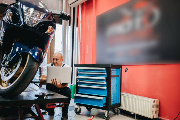 istock The mechanic uses a laptop 1354103386