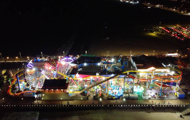 santa monica pier at night - santa monica pier santa monica beach night amusement park imagens e fotografias de stock