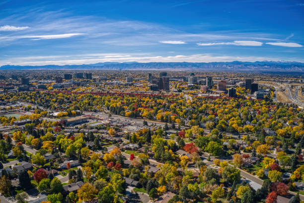 vista aerea di aurora, colorado in autunno - mountain mountain range colorado autumn foto e immagini stock