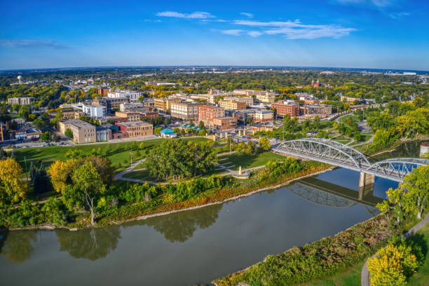 vista aérea de grand forks, dakota do norte no outono - north dakota - fotografias e filmes do acervo