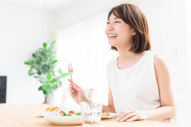 mulher asiática atraente que come - salad japanese culture japan asian culture - fotografias e filmes do acervo