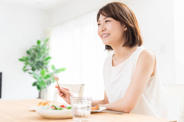 attractive asian woman who eats - salad japanese culture japan asian culture imagens e fotografias de stock