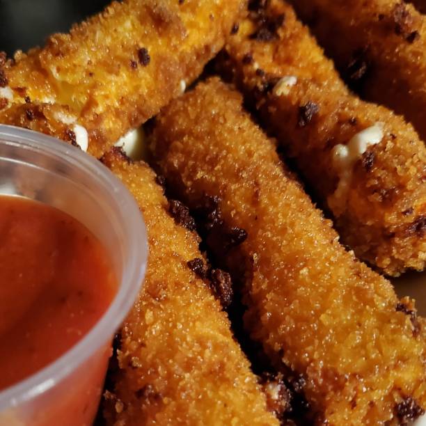 mozzarella sticks and marinara - mozzarella stick appetizer fried imagens e fotografias de stock