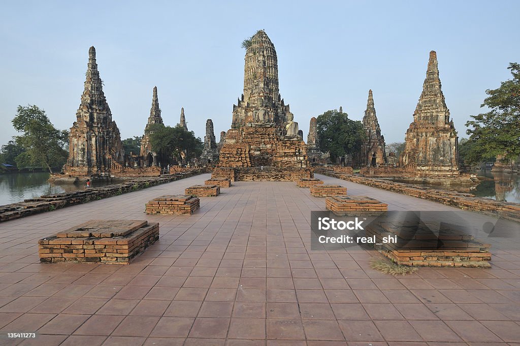 Inondazioni Wat Chaiwatthanaram novembre 2011 in Tailandia - Foto stock royalty-free di Architettura