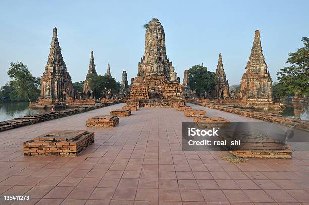 Inondazioni Wat Chaiwatthanaram Novembre 2011 In Tailandia - Fotografie stock e altre immagini di Architettura