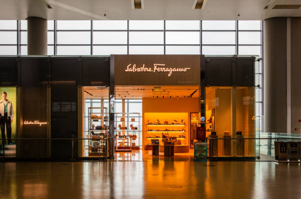 магазин salvatore ferragamo в зале вылета терминала 2 международного аэропорта шанхай хунцяо - ferragamo стоковые фото и изображения