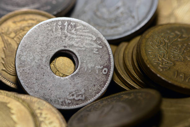 이집트술탄 후세인 카멜 당시 이집트 왕국의 화폐를 동전으로 만든 5밀리메 동전 1917 (동전의 왜곡 된 면), 5 밀리엠트의 오래된 이집트 돈 - coinmarketcap 뉴스 사진 이미지