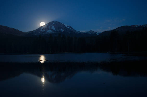полная луна, поднимающаяся над горой лассен и озером манзанита - manzanita lake стоковые фото и изображения