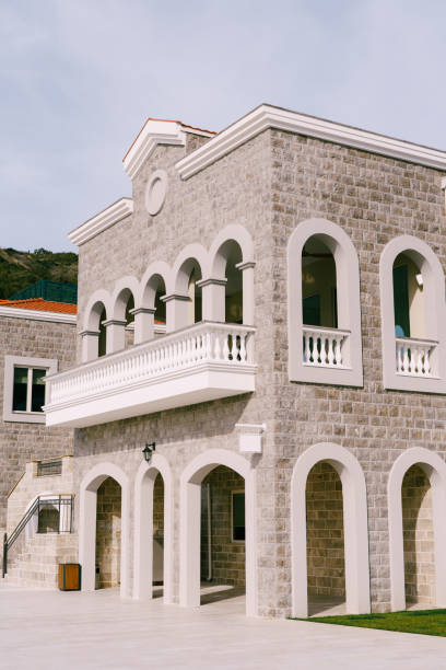 frente de la villa con terrazas y balaustradas. bahía de lustica, montenegro - house real estate residential structure townhouse fotografías e imágenes de stock