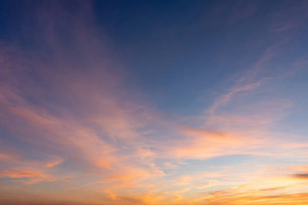 drammatico luminoso saturo nuvoloso tramonto o alba - imbrunire foto e immagini stock