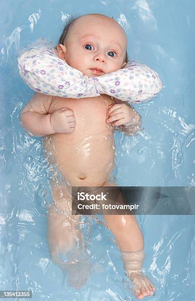 Baby Schwimmen Im Blauen Wanne Stockfoto und mehr Bilder von Aktiver Lebensstil - Aktiver Lebensstil, Auge, Baby