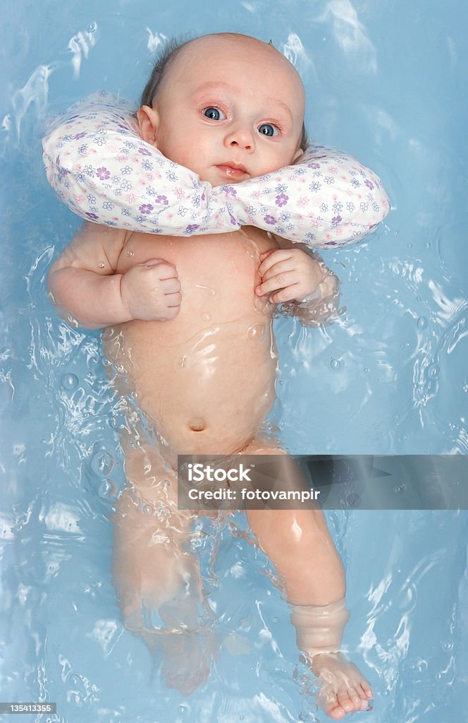 Bebê nadando em azul banheira - Foto de stock de Azul royalty-free