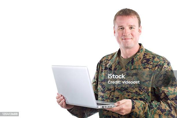 Foto de Soldado Com Um Laptop e mais fotos de stock de Tropas - Tropas, Aprendizagem online, Marinha