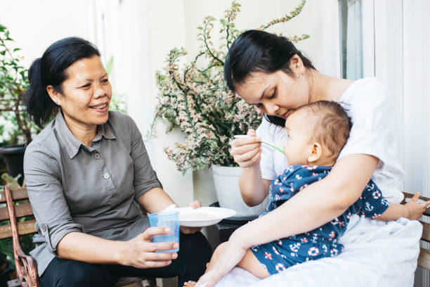 babcia i matka karmiące dziecko na podwórku - baby newborn chinese ethnicity asian ethnicity zdjęcia i obrazy z banku zdjęć