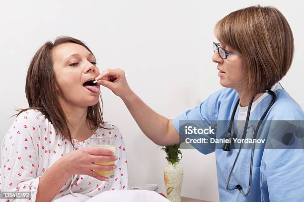 Hospital - Fotografias de stock e mais imagens de Adulto - Adulto, Ala hospitalar, Assistência