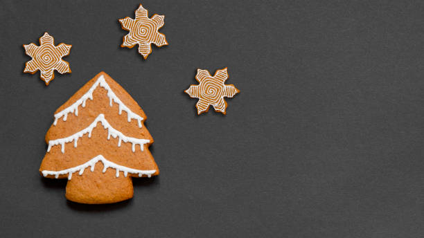 istock Banner with a gingerbread Christmas tree and three snowflakes. 1354163333
