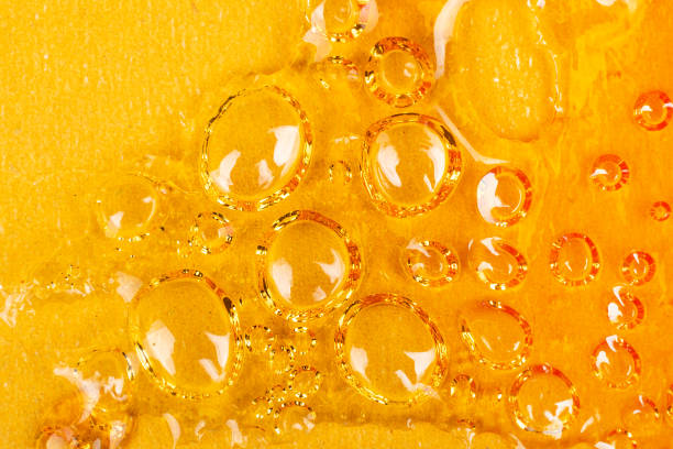 текстура золотистого воска каннабиса, высокое содержание тгк - смола стоковые фото и изображения