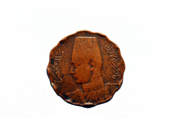 pièce de cinq millièmes 1943 (face avers), ancienne monnaie égyptienne de 5 millièmes pièce la monnaie du royaume d’égypte avec un profil du roi farouk ier d’égypte et du soudan - farouk i photos et images de collection