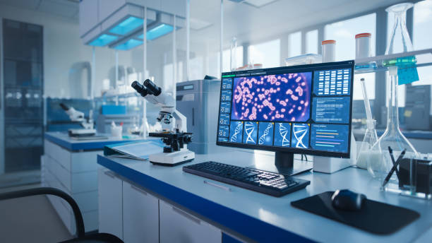 laboratorio de investigación médica moderna. laboratorio científico, centro de ingeniería de medicamentos lleno de equipos de alta tecnología, pantalla de computadora que muestra el concepto de adn, tecnología para el desarrollo de vacunas. - investigación genética fotografías e imágenes de stock