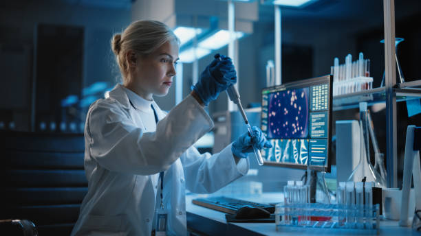 laboratoire de recherche médicale : portrait d’une femme scientifique travaillant avec des échantillons, à l’aide d’échantillons d’analyse de micropipettes. laboratoire scientifique avancé pour la médecine, la biotechnologie, le développemen - drug discovery photos et images de collection