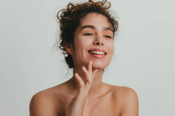 mujer joven sonriente con oído rizado y piel clara - modelo de modas fotografías e imágenes de stock