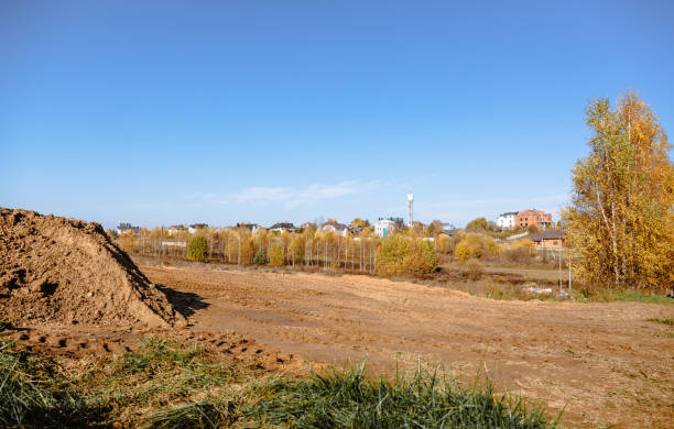 bonifica del terreno per lo sviluppo immobiliare. vendita di terreni all'asta. edificio commerciale. livellamento, aggiunta di terreno al sito. lavori di pulizia del terreno. la prima fase della semina del prato. area edificabile. striscione - agriculture tree rural scene nature foto e immagini stock