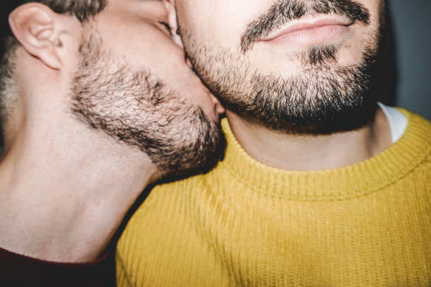 pareja masculina gay besándose en el cuello - concepto de amor lgbt y homosexual - filtro vintage - gay man homosexual men kissing fotografías e imágenes de stock