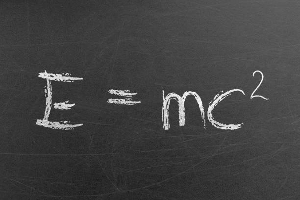 黒板にチョークで手書き相対性理論方程式e mc2 - mc2 ストックフォトと画像