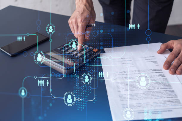 HR specialist researching and analyzing the data of salary on employment market to forecast ongoing expenses of the company using calculator. Hiring new talented officers. Social media hologram icons especialista en rrhh investigando y analizando los datos de salario en el mercado laboral para pronosticar los gastos continuos de la empresa utilizando la calculadora. contratación de nuevos oficiales talentosos. iconos de hologramas de redes sociales
